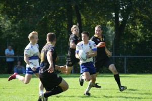 Tim Menzel im Angriff mit Kevin Riege