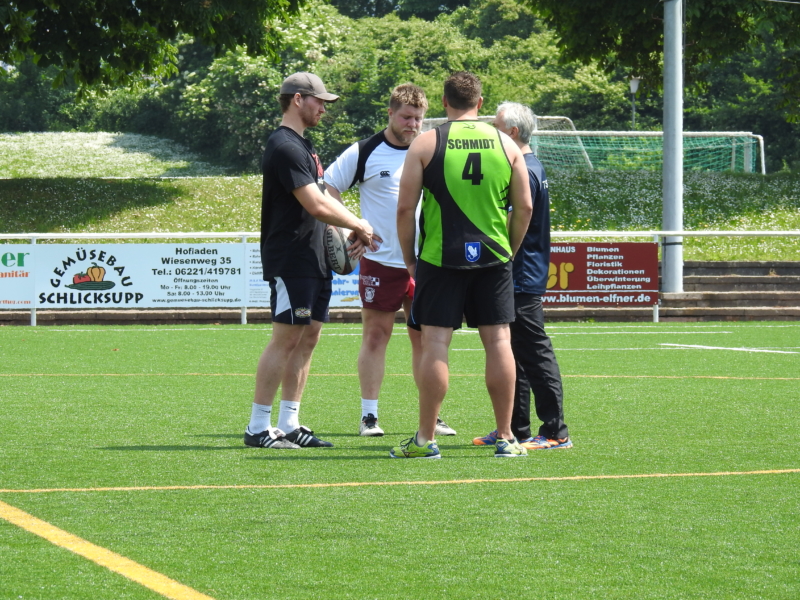 Maxwell Stelling (links) im Austausch mit Geburtstagskind Marcus Bender, Peter Ianusevici und Jens Schmidt